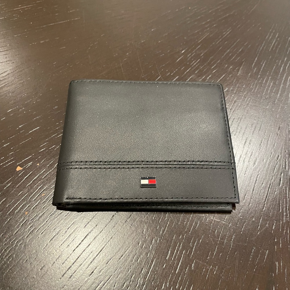 Tommy Hilfiger wallet black leather man